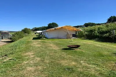 Image de Tente de camping avec équipements modernes