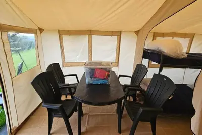 Image de Tente de camping avec chambres familiales et équipements modernes.