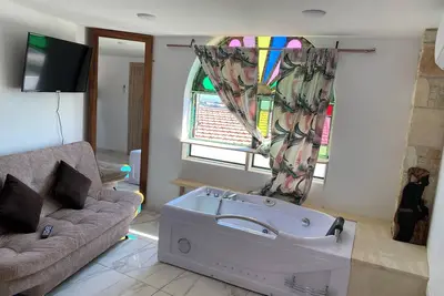 Image de Reina 1 Bedroom Apartment with Jacuzzi, Court Yard Seating Family & Pet Friendly