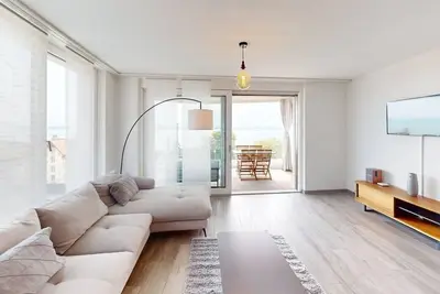 Image de Bright & Spacious 2-bed Apartment - with Balcony & Lake View!