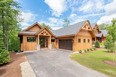 Image de ✨ New 5br Custom Chalet | 🏔 Loon Mtn | 🛁 Hot Tub | 🎮 Games | 🍕 Pizza Oven