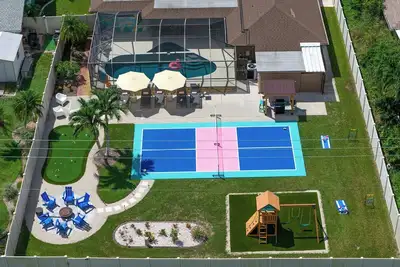 Image de New! 12 min to Ami, Pickleball, Mini-Golf, Hot Tub