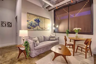 Image de Chic Ultramodern Minimalist Loft Suite + Patio