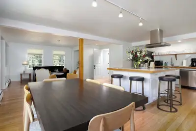 Image de Townhome Connected To Historic Inn & Music Venue