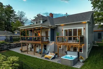 Image de North Conway Village Walk-to-Everything Retreat with Mountain Views and Hot Tub!