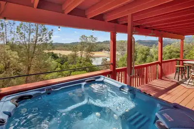 Image de Naci Lakeview Retreat - Spa and Game Room!