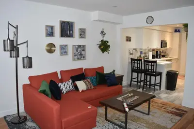 Image de Our place is 15-minute ride to downtown Toronto