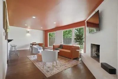 Image de Pool Table : Sleeps 8 : 5 min to Ttu