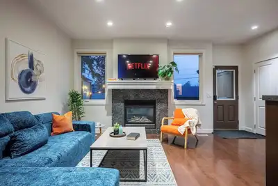 Image de Spacious 4br Inner-City Home | King Suite, Entertainment Basement & Backyard