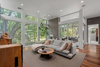 Image de Charming, Light-Filled Oasis with Pool & Hot Tub