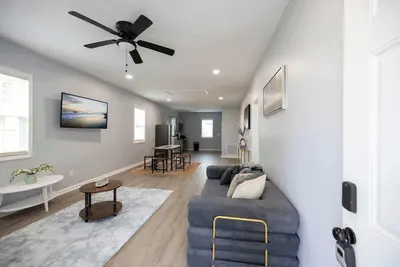 Image de 3 Min to Downtown | 10 to Elon | Car Rental Avail.