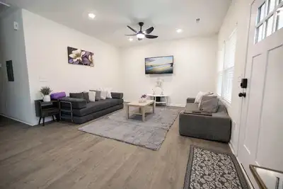 Image de 4 Min to Downtown | 10 to Elon | Car Rental Avail.