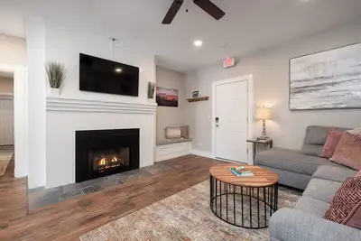 Image de New! 7 private self check-in suites in full house!