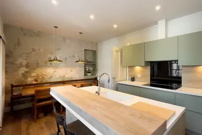 Image de Drumcarrow - a beautifully renovated, spacious and modern 5 bedroom, 3 bathroom split level townhous