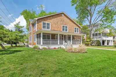 Image de 3 Blocks to Beach. 5 Bedrooms, 4 Bathrooms - Family Spaces, Kitchen, & Porches