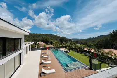 Image de Maison de Vacances 'California Baïa Bandol' avec Piscine Privée, Wi-Fi et Climatisation