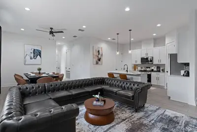 Image de Combined Home Near Downtown & East Austin Up to 18