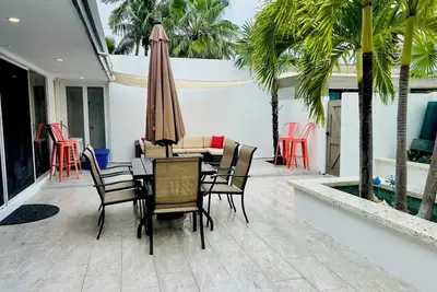 Image de Pineapple Village-Newly remodeled 4-bedroom, 4 bath condo.