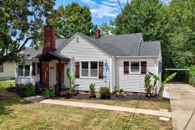 Image de Just updated! Downtown Greer house. Walk to downtown shops. Fenced in backyard