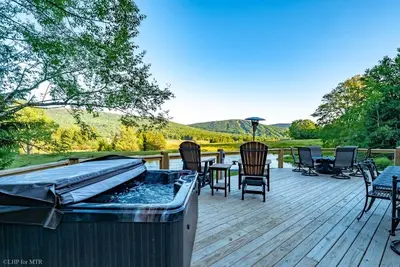 Image de Reflections - 128 Lakeview Road