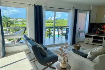 Image de Modern and spacious 1-bedroom apartment in the Maho area with breathtaking views