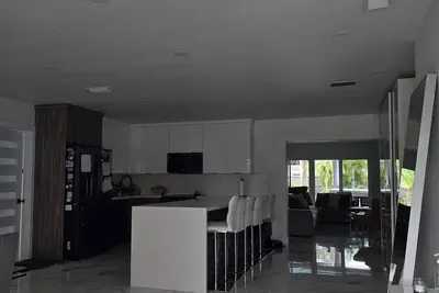 Image de Nice room with private bathroom in a great location.