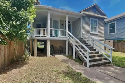 Image de Sealy Street Duo by Ryson Vacation Rentals