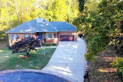 Image de Queen City Landing Airport 5 min / Uptown 8 min & fully fenced.