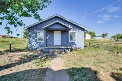 Image de 2 Mi to Phillips 66 Refinery: Home w/ Yard