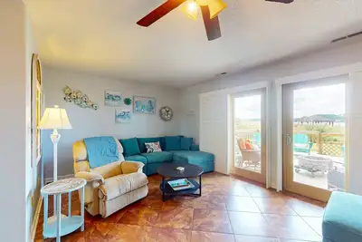 Image de Luxury townhome w/river views, outdoor seating, fire pit, grill & shared pool