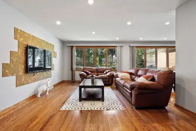 Image de Beautiful Suburban Home - Quiet Area, Close to City