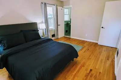 Image de Vintage Vibes on Quiet & Sunny Street