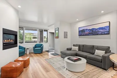 Image de Aspen luxury condo, easy walking distance to skiing!