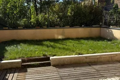 Image de Maison en pierre pour une escapade relaxante, spacieuse, idéale pour famille.