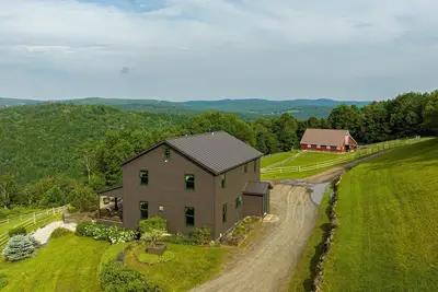 Image de Button Up Farm - Wonderful 4+ bedroom house in Chelsea Relax. Peep. Repeat.