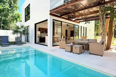 Image de Luxury Mediterranean Villa with Private Pool