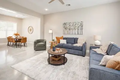 Image de New Luxury Aggies @Midtown: 6 mins to Kyle Field - Sleeps 9 comfortably