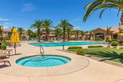 Image de *New* Family Oasis Getaway! 2 Pools, Spas & Gym!