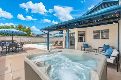 Image de *New* Backyard Oasis! Heated Pool, Spa, Mini Golf!