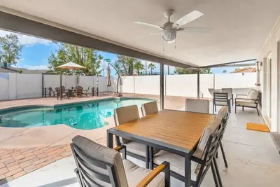 Image de *New* Western Desert Pool Oasis! Fire Pit & Grill!