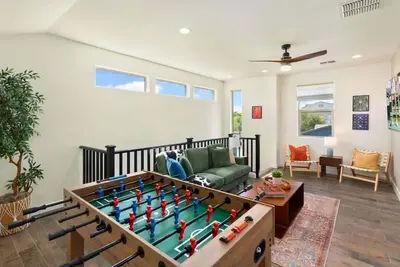 Image de *New* Cozy Desert Oasis! Pool, Spa, Foosball!