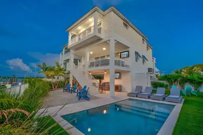 Image de Emerald Shores – Luxury Oceanfront Rental, Heated Pool & Private Dock. Pets Welcome!