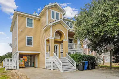 Image de Whispering Waves - 5 Br Oceanside Home in Duck w/Private Pool, Dogs Allowed