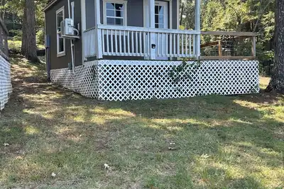 Image de Charming waterfront 1-bedroom cabin next to boat launch and swimming area!