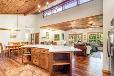 Image de Riverpaw Retreat: Pet-Friendly, Sleeps 8, River Views, Hot Tub + Game Room