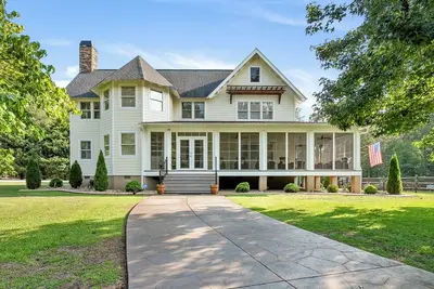 Image de A beautiful home on 10 sprawling acres