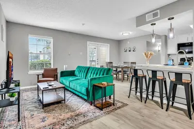 Image de Cozy Brand New Studio · 1 Bath + Gym 604