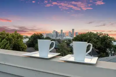 Image de EaDo Escape • Sleeps 10 - Private Yard & Driveway + Rooftop City Views