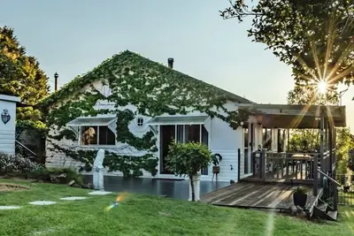 Image de Charming 1940's two bedroom cottage, established gardens, large verandah and Bbq