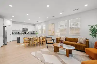 Image de 4br/3ba/6beds/Close to the airport/Quality furniture/Comfortable/Clean